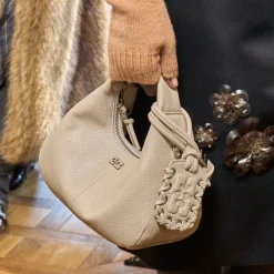 Ganni taske - A6978 Hobo Mini Grained white pepper