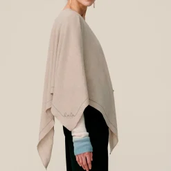 Lala Berlin tørklæde - Triangle Solid Logo M dune/beige