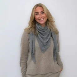 Lala Berlin tørklæde - Triangle Solid Logo M city middlegrey melange