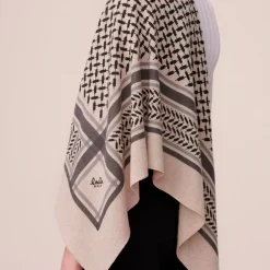 Lala Berlin tørklæde - Triangle Trinity Classic M dune/beige