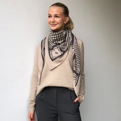 Lala Berlin tørklæde - Triangle Trinity Classic M dune/beige