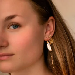 Stine A ørering - 1268 Long Baroque Pearl guldbelagt
