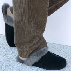 UGG hjemmesko - Scuffette II black/grey